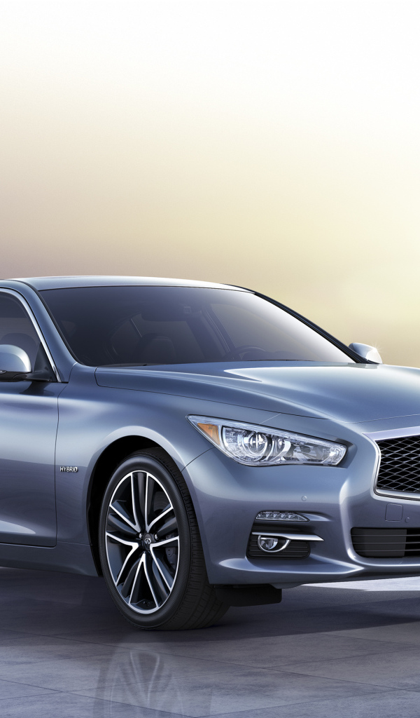 Красивый автомобиль Infiniti Q50 2014 года в Москве