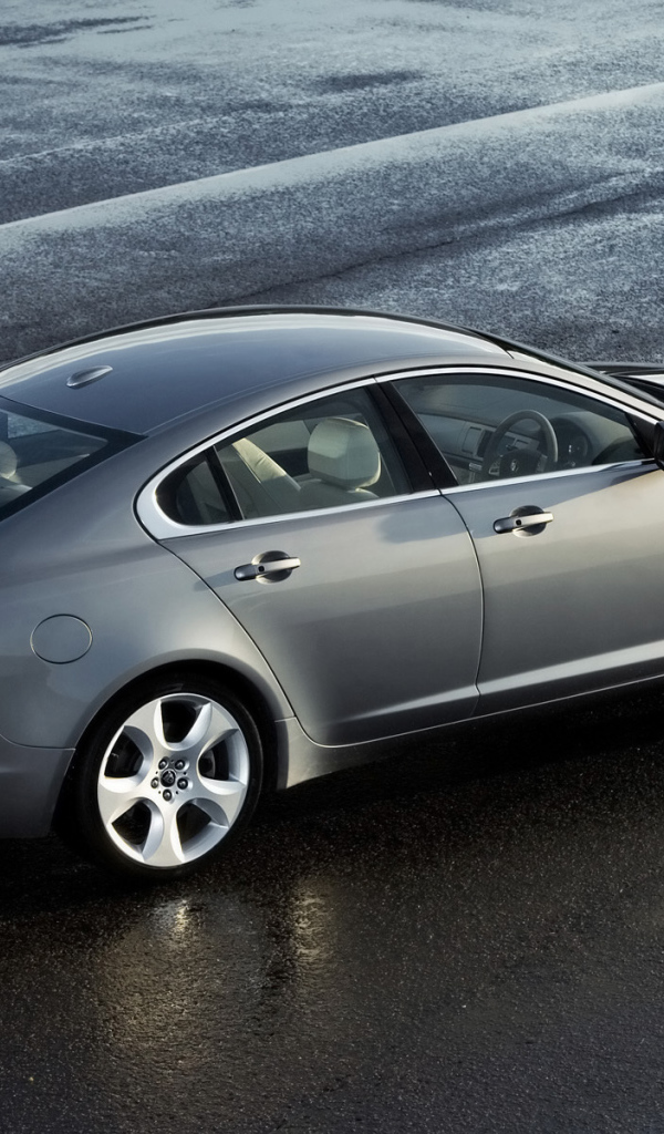 Серебристый Jaguar XF