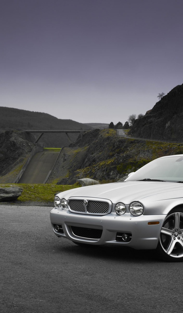 Белый автомобиль Ягуар