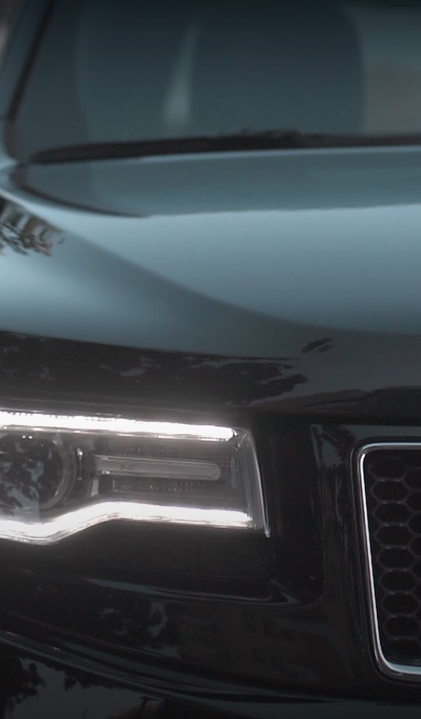 Красивый автомобиль Джип Гранд Чероки 2014