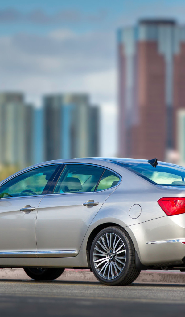 Красивый автомобиль Kia Cadenza 2014 годав Москве