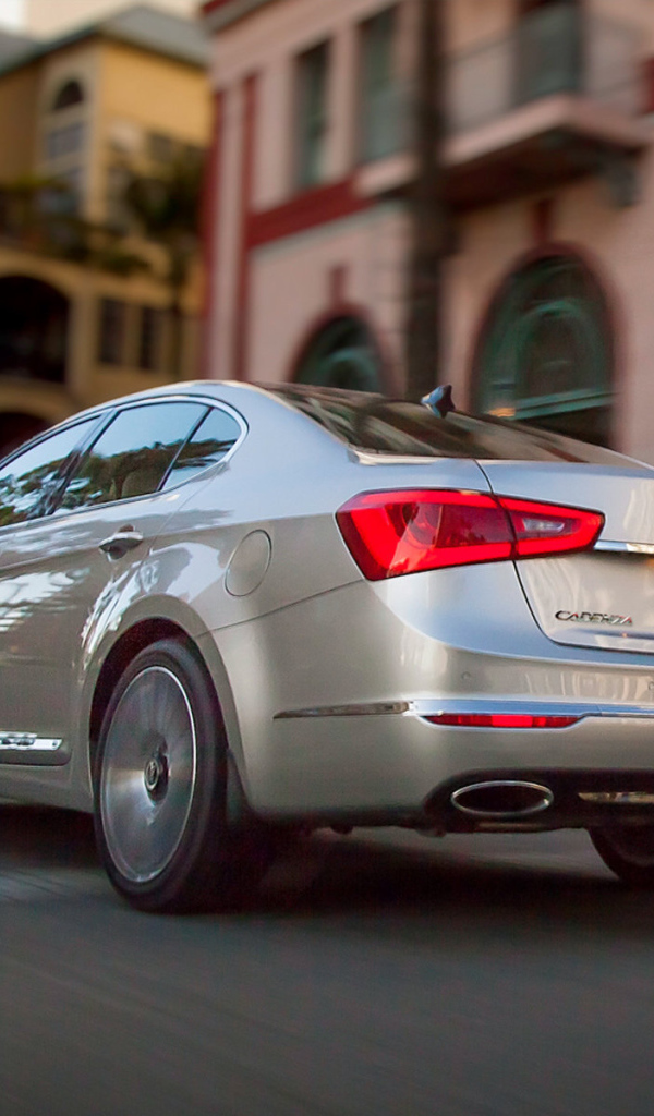 Автомобиль Kia Cadenza 2014 года на дороге