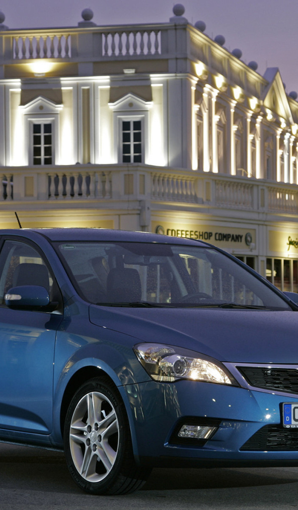 Автомобиль Kia Ceed на дороге