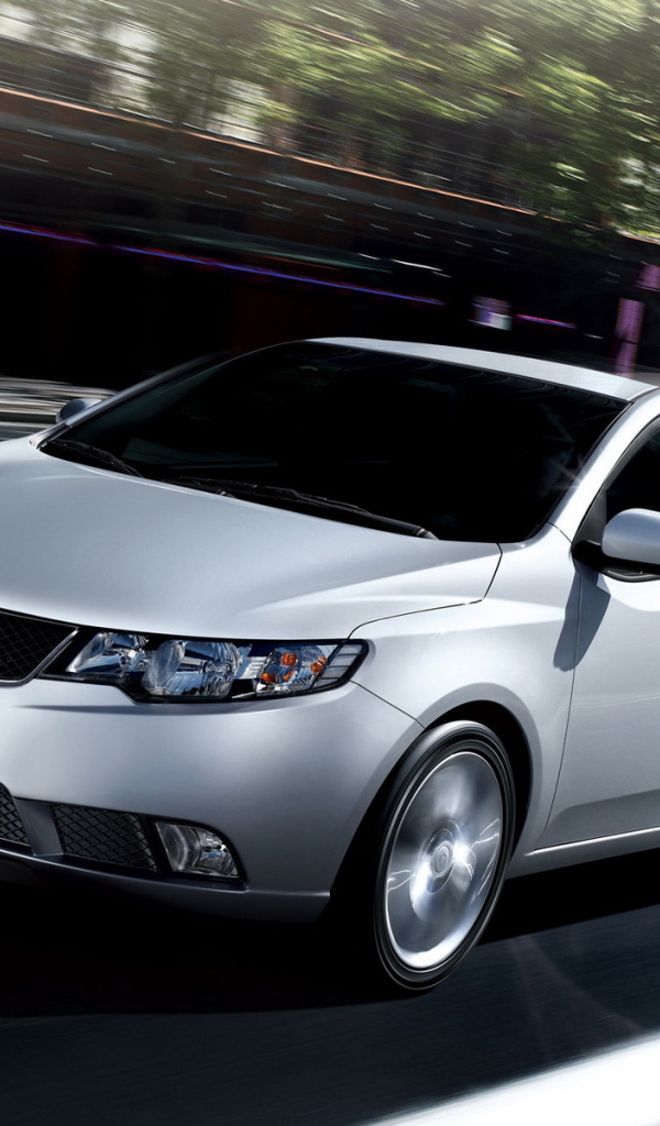  Автомобиль Kia Cerato на дороге