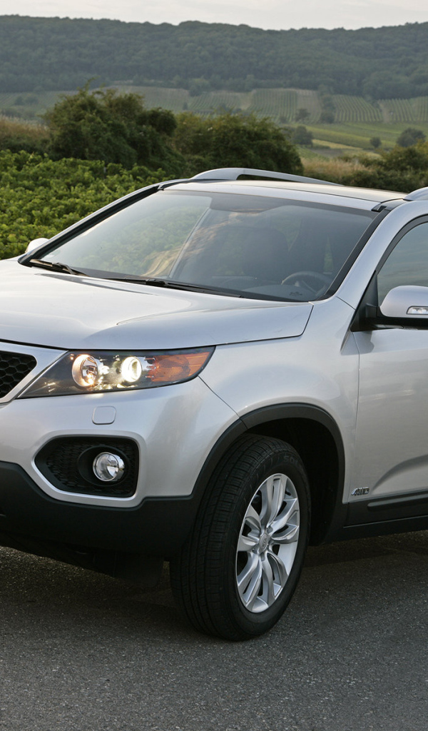  Автомобиль Kia Sorento на дороге