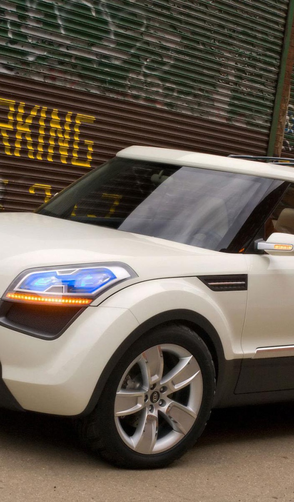 Автомобиль Kia Soul на дороге