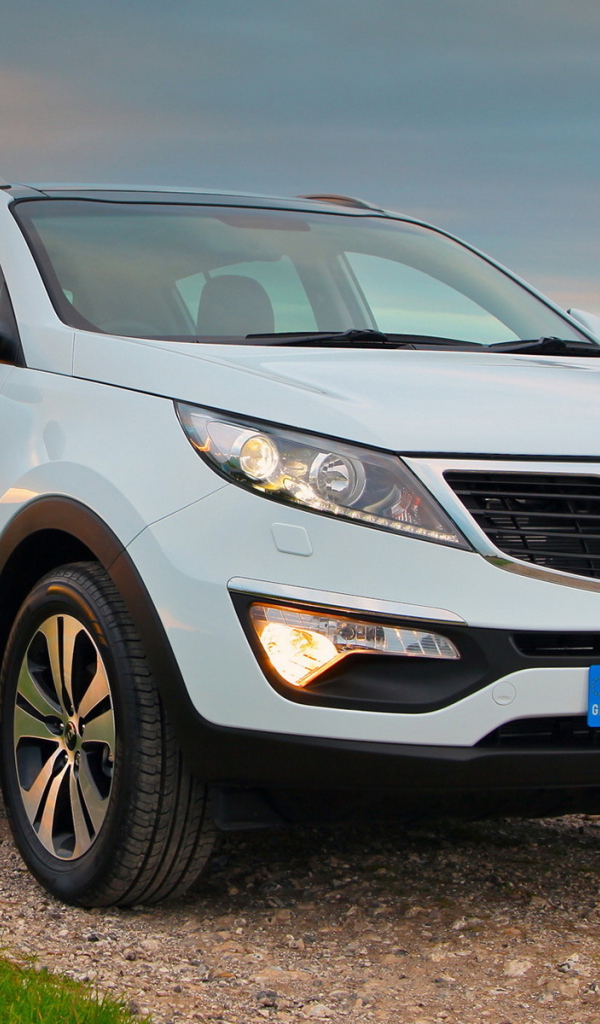  Автомобиль Kia Sportage на дороге