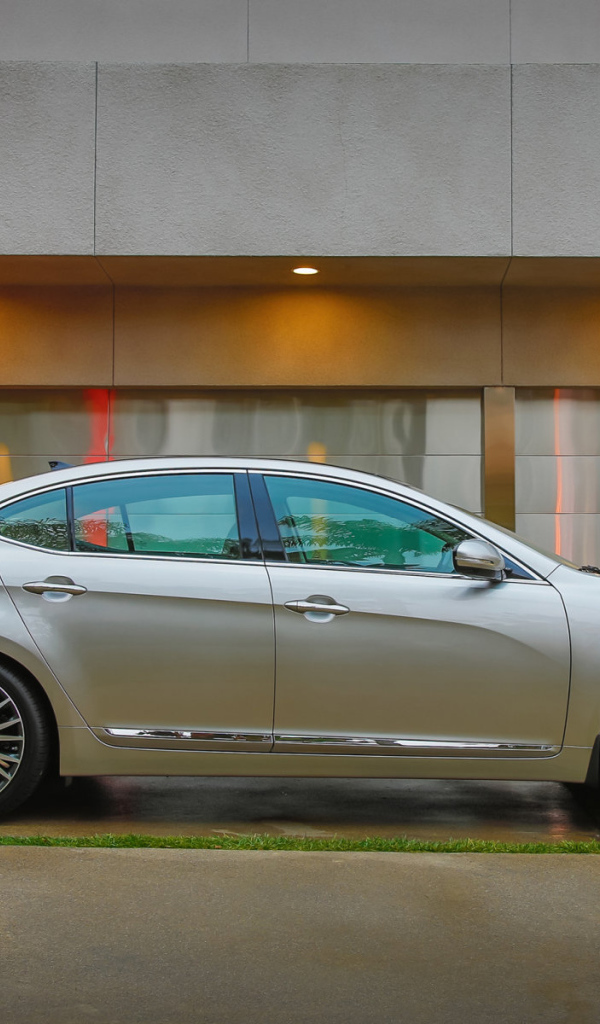 Надежная машина Kia Cadenza 2014 года