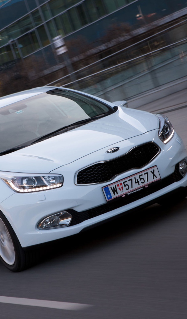 Белый автомобиль на улице