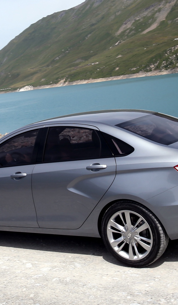 Лада Веста у воды