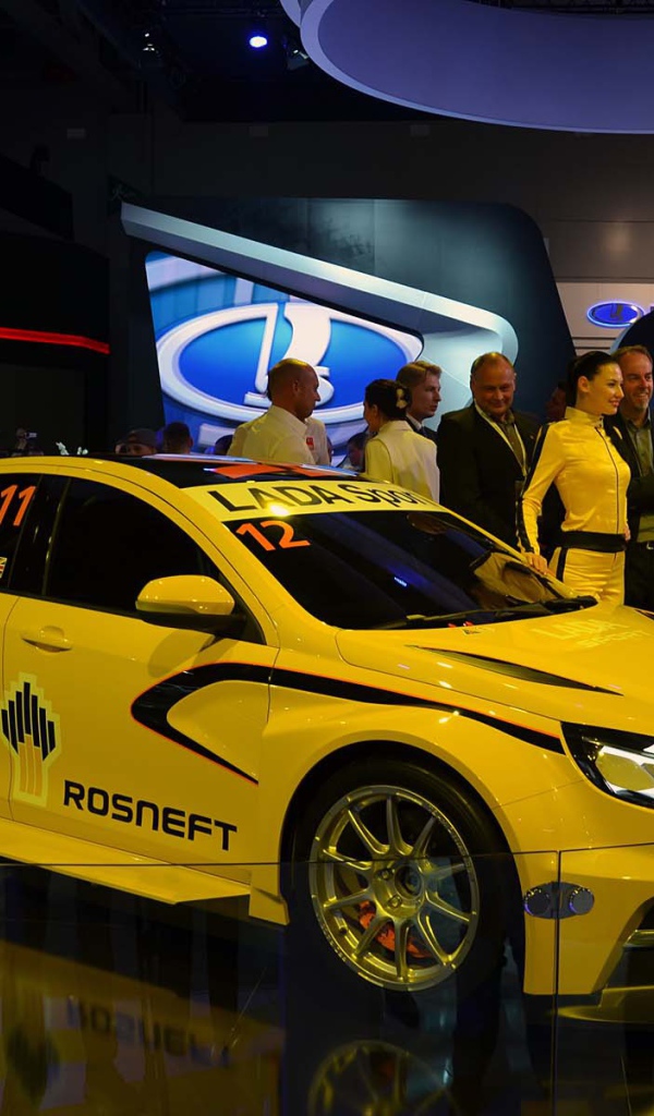 Желтая Лада Веста