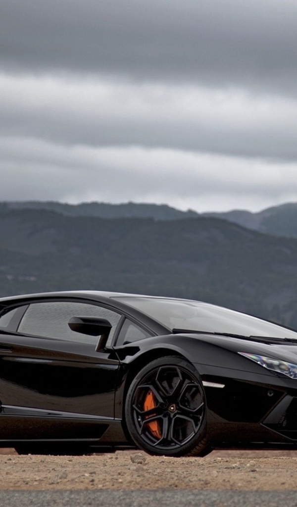 Автомобиль марки Lamborghini модели Aventador