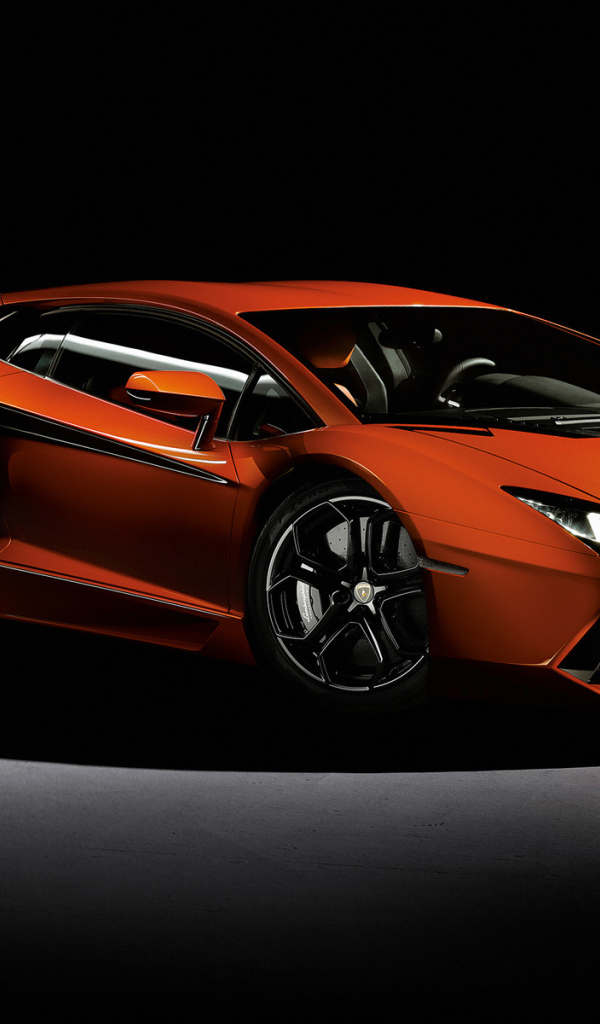 Автомобиль Lamborghini Aventador на дороге