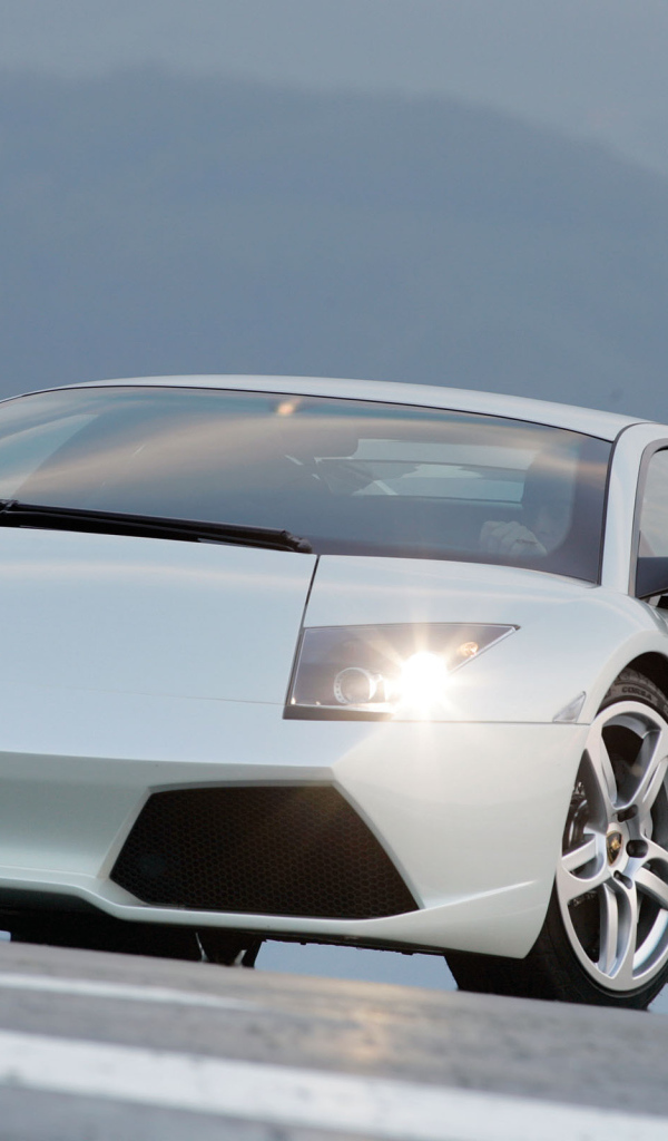 Автомобиль Lamborghini Murcielago на дороге