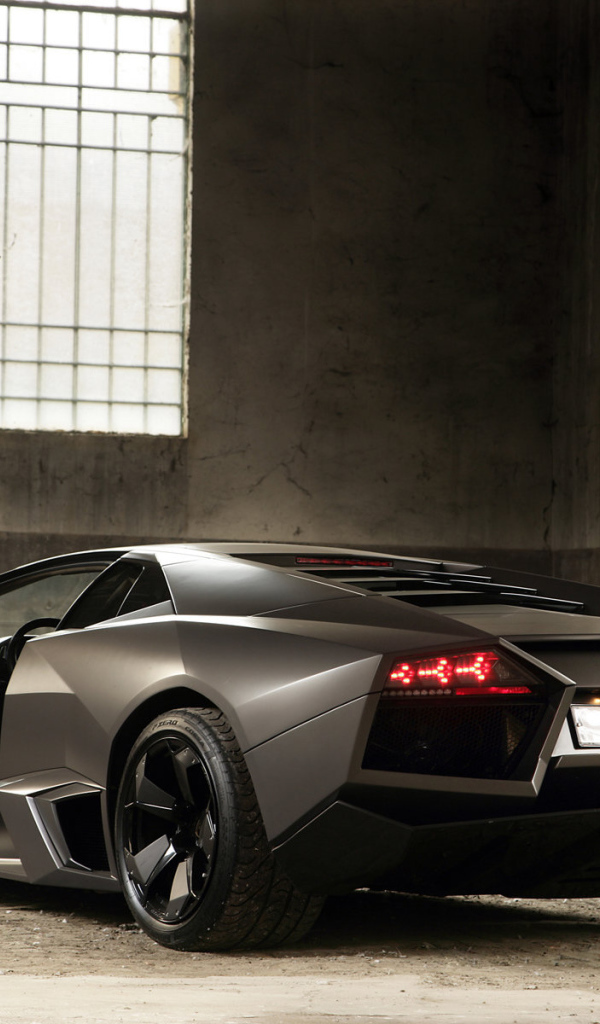 Автомобиль Lamborghini Reventon на дороге