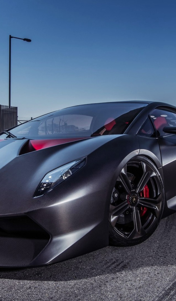 Автомобиль Lamborghini Sesto Elemento на дороге