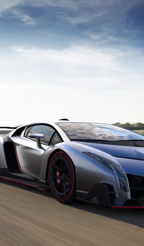 Автомобиль Lamborghini Veneno на дороге