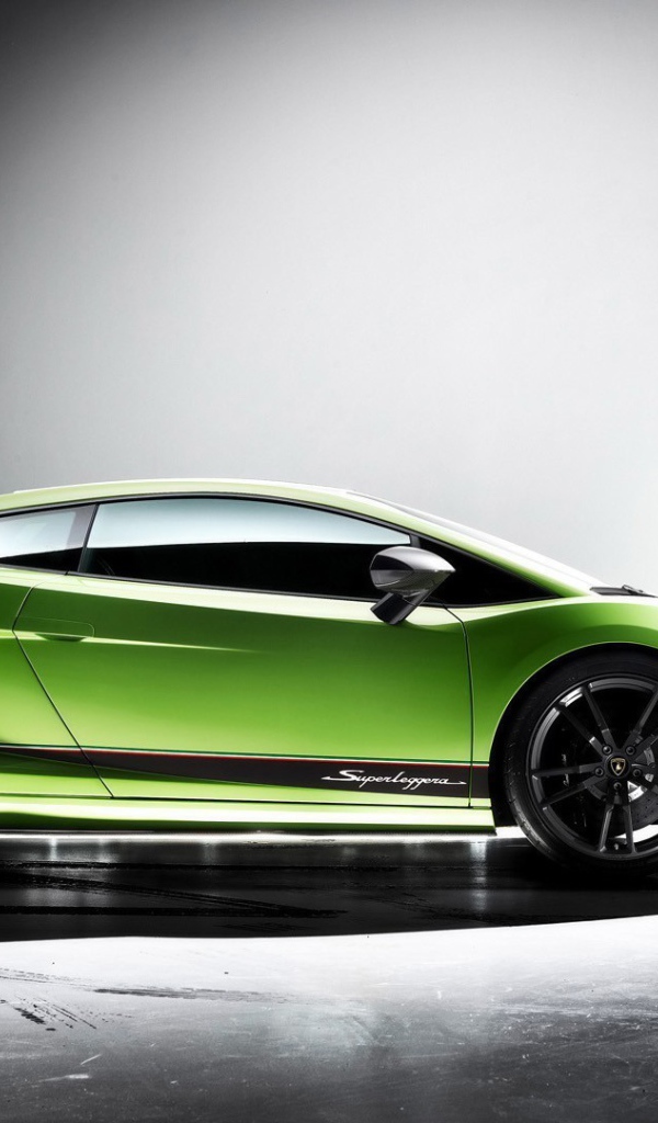 Зеленый Ламборджини около лампы