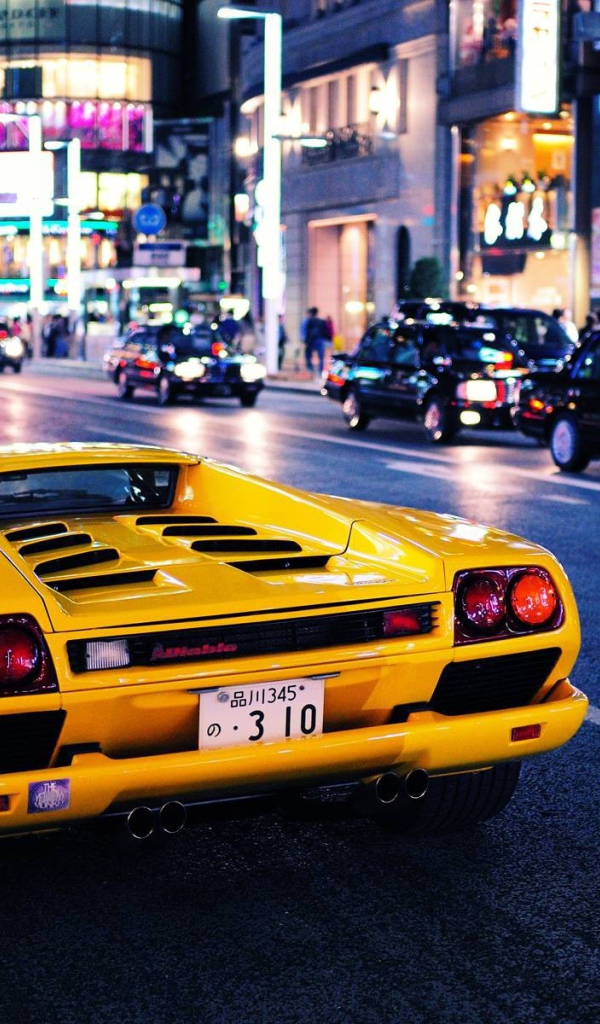 Ламборджини на улице города