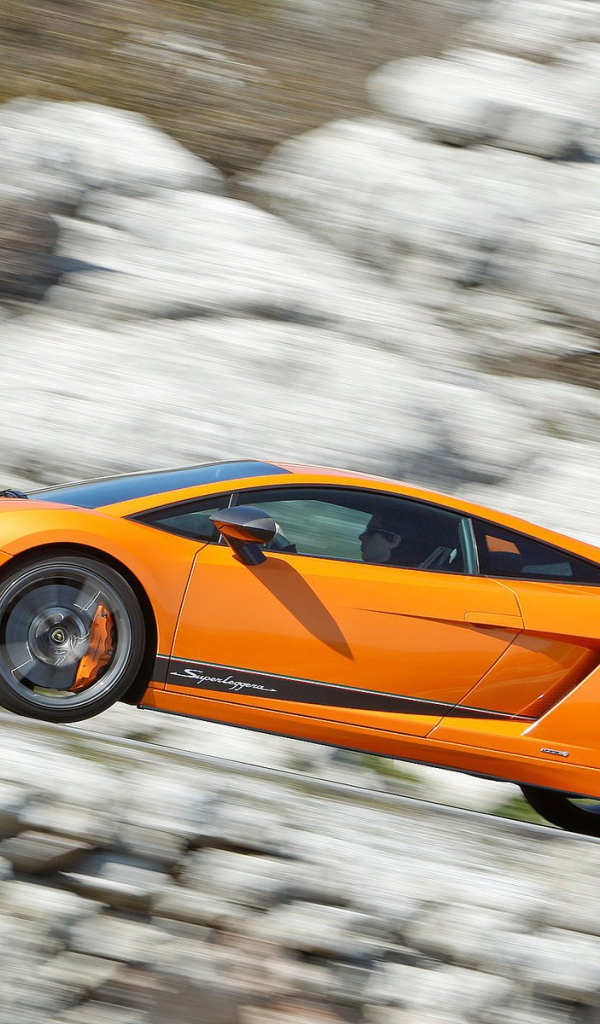 Оранжевый Ламборджини на скорости