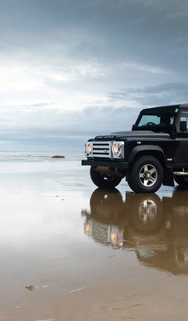 Надежный автомобиль Land Rover Defender
