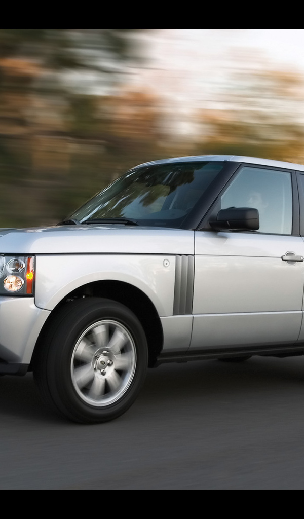 Автомобиль Land Rover A8 на дороге