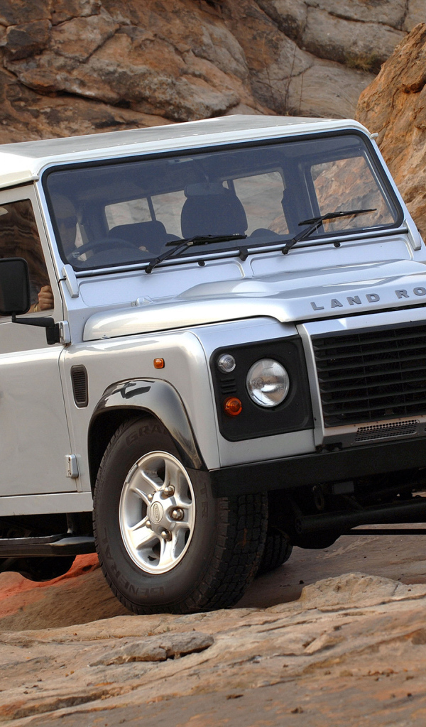 Автомобиль Land Rover Defender на дороге