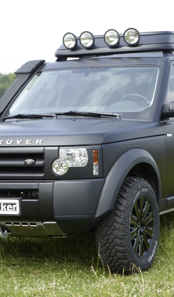  Автомобиль Land Rover Defender на дороге