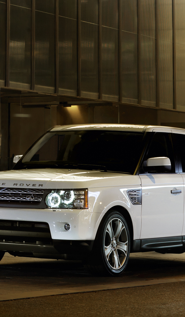 Лэнд ровер около магазина