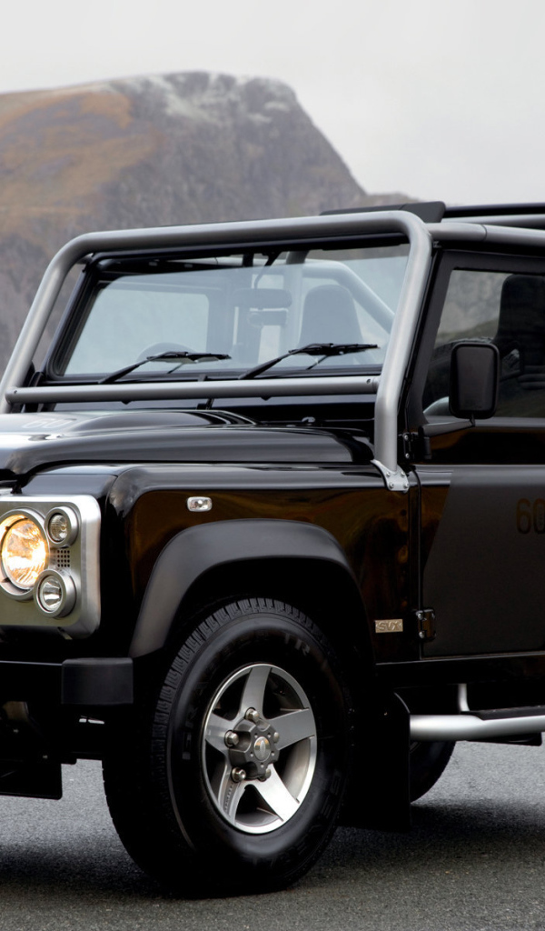 Автомобиль марки Land Rover модели Defender