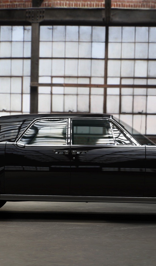 Красивый автомобиль Lincoln Continental
