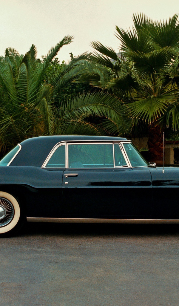 Красивый автомобиль Lincoln Continental в Москве