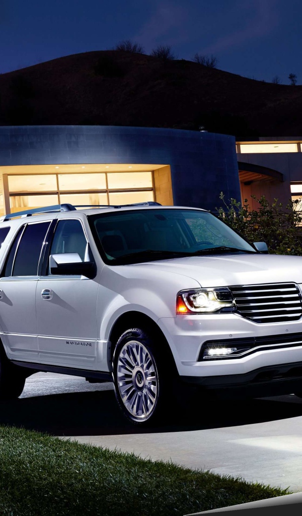 Красивый автомобиль Lincoln Navigator 2015
