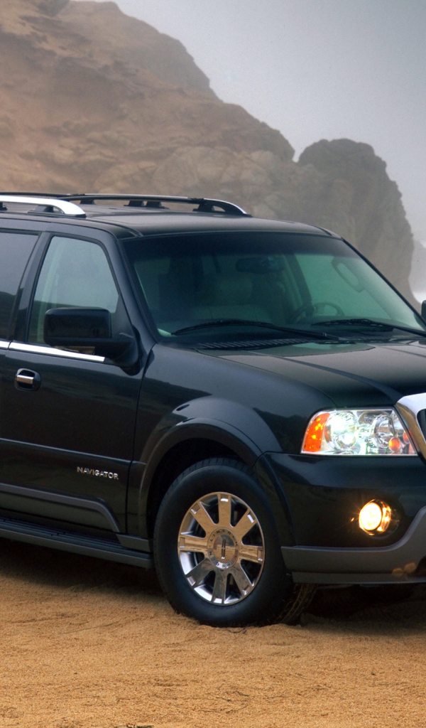 Красивый автомобиль Lincoln Navigator в Москве