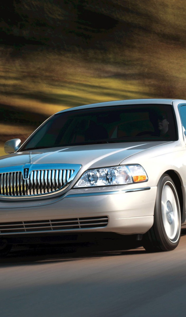 Красивый автомобиль Lincoln Town Car