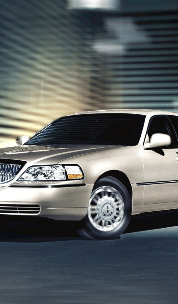 Автомобиль Lincoln Town Car на дороге