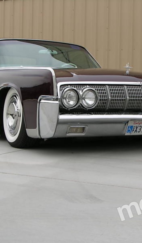 Автомобиль марки Lincoln модели Continental