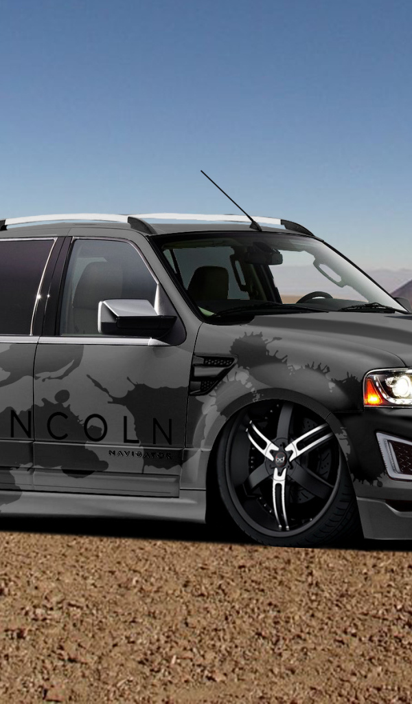 Автомобиль марки Lincoln модели Navigator 2014