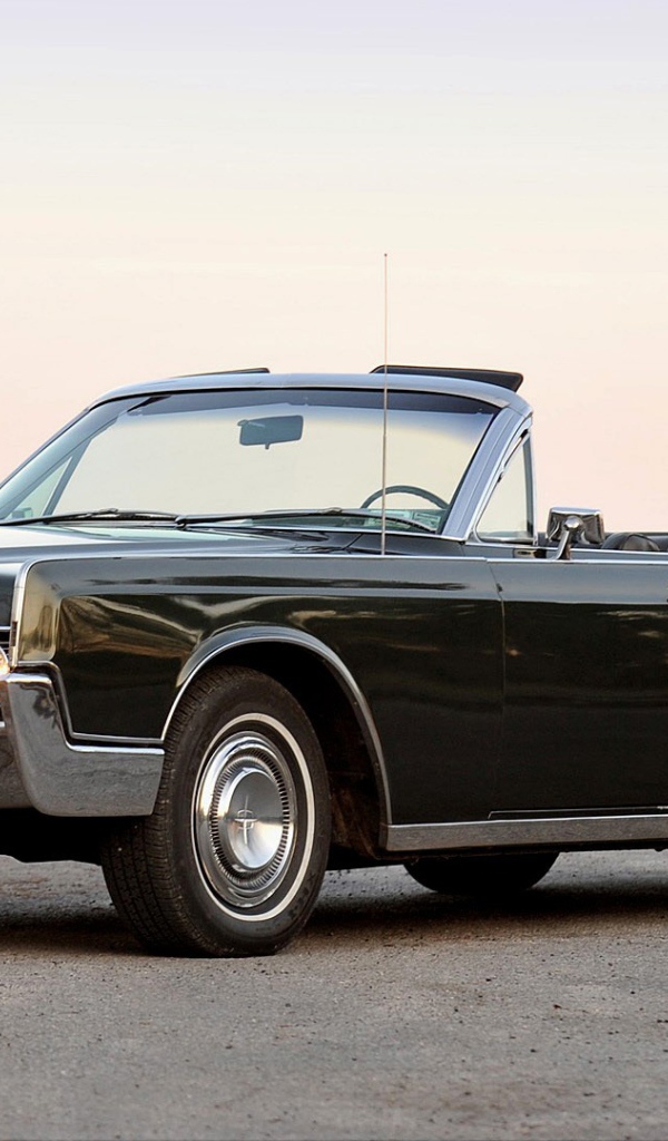 Автомобиль Lincoln Continental на дороге