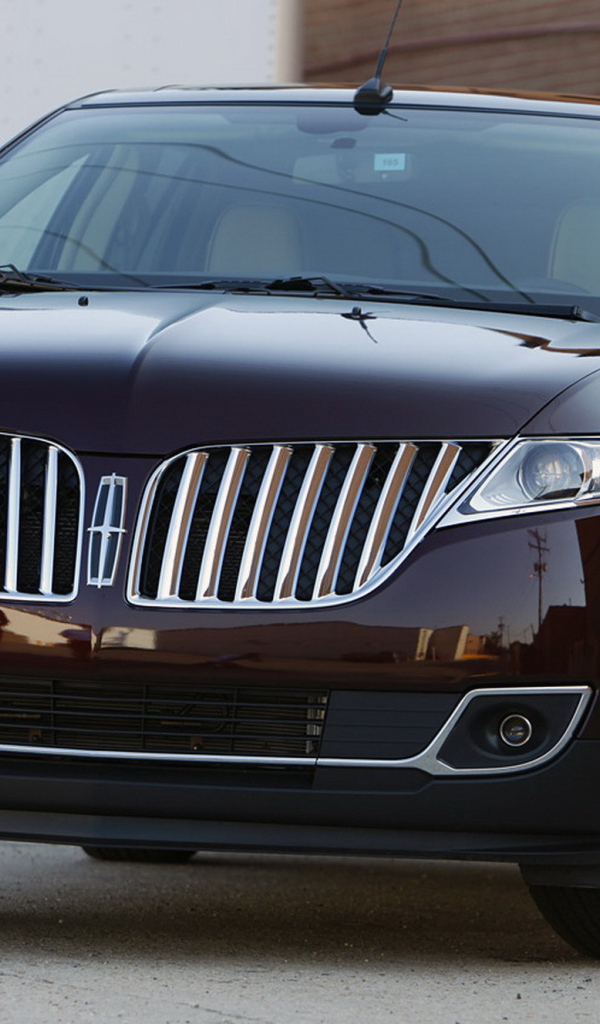 Автомобиль Lincoln MKX на дороге