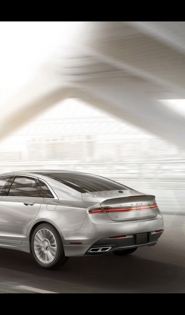 Автомобиль Lincoln MKZ на дороге