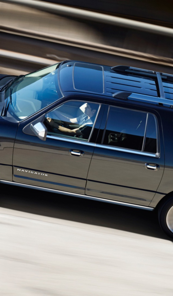 Автомобиль Lincoln Navigator 2015 на дороге