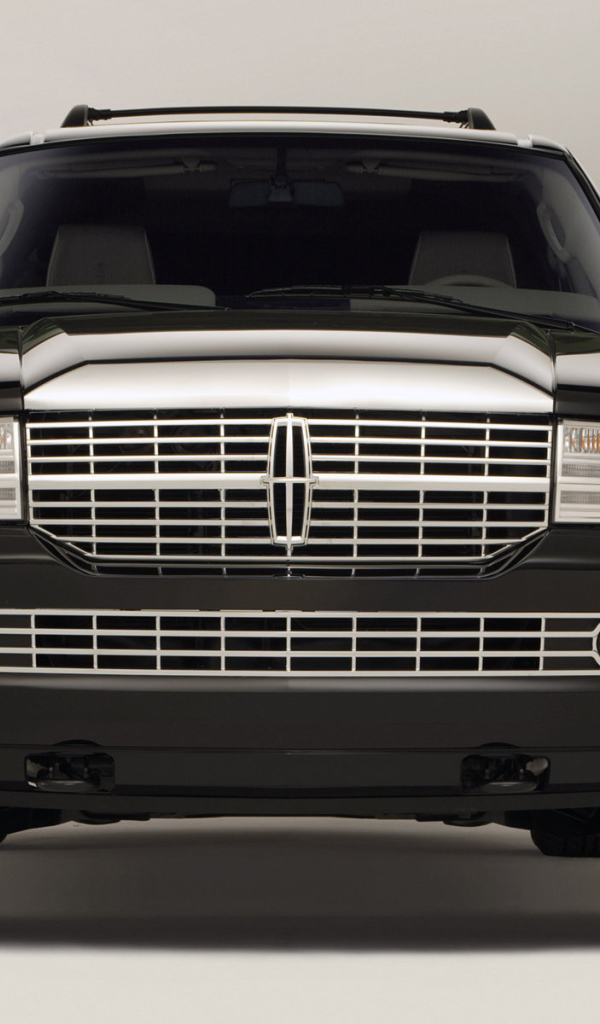 Автомобиль Lincoln Navigator на дороге