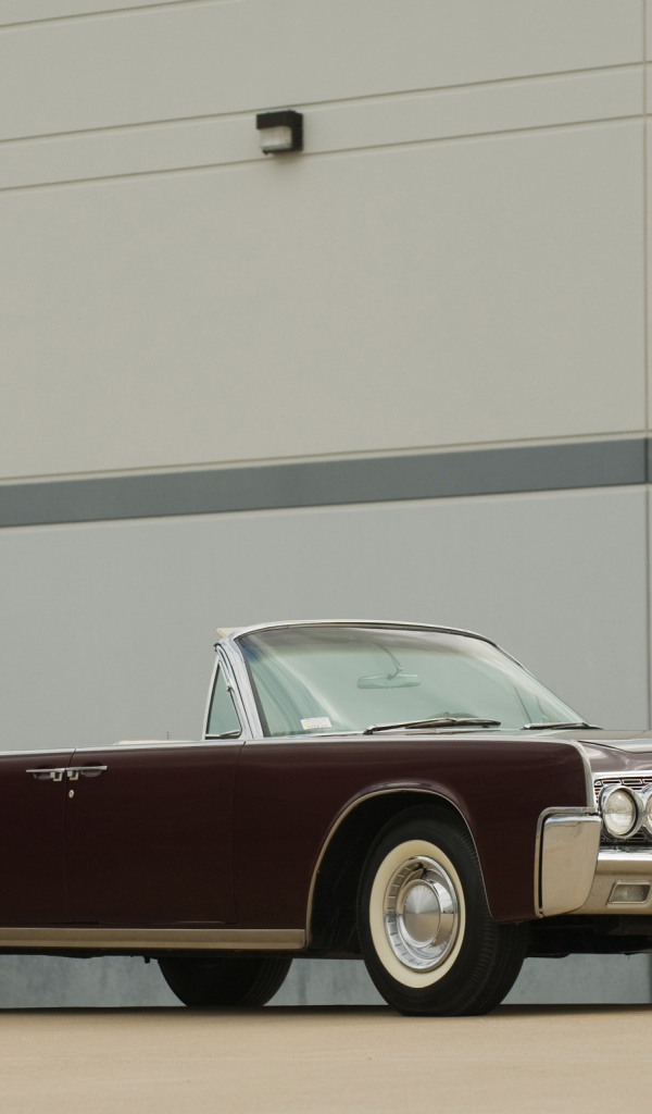 Надежная машина Lincoln Continental