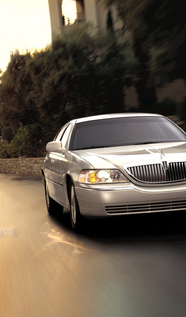 Автомобиль Линкольн на улице