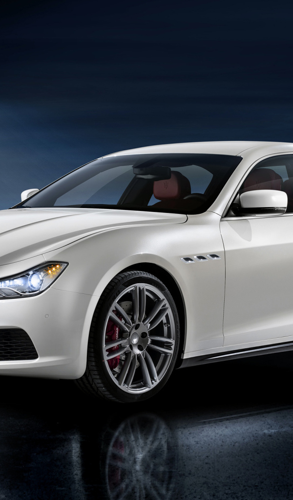 Красивый автомобиль Maserati Ghibli