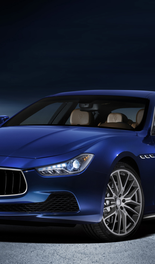 Красивый автомобиль Maserati Ghibli в Москве