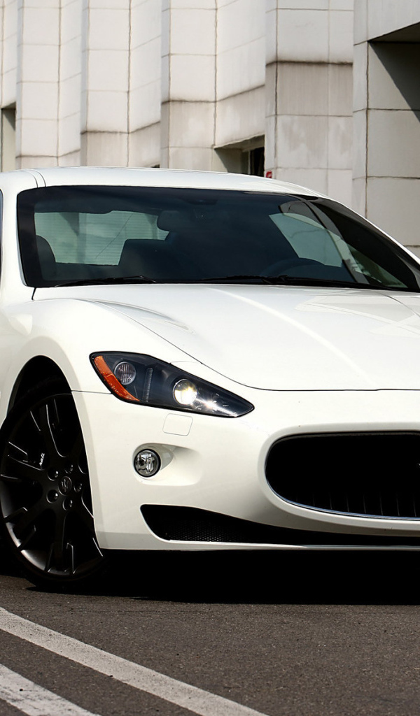 Красивый автомобиль Maserati Granturismo в Москве