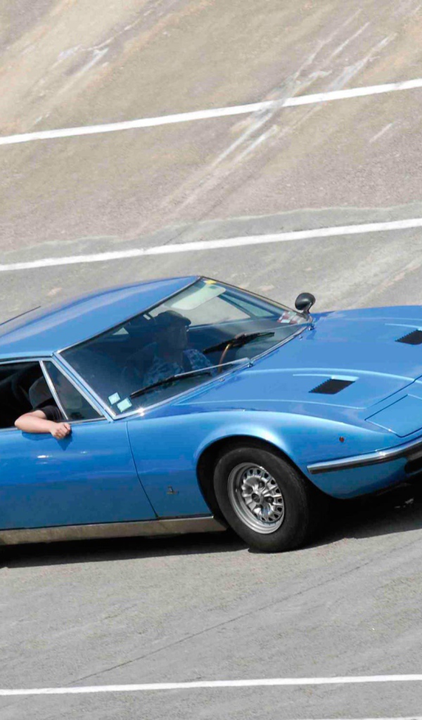 Красивый автомобиль Maserati Indy