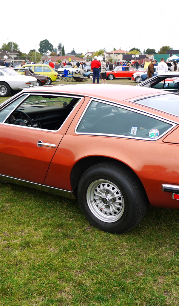 Красивый автомобиль Maserati Indy в Москве